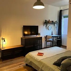 https://stylish-apartment-3-km-away-from-duomo-netflix-wi-fi.italymilanhotels.net